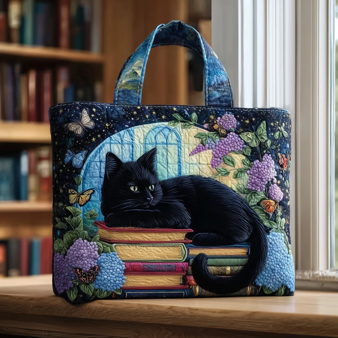 Gesteppte Tote Bag mit Motiv Schwarze Katze auf Büchern von Maria Zürich