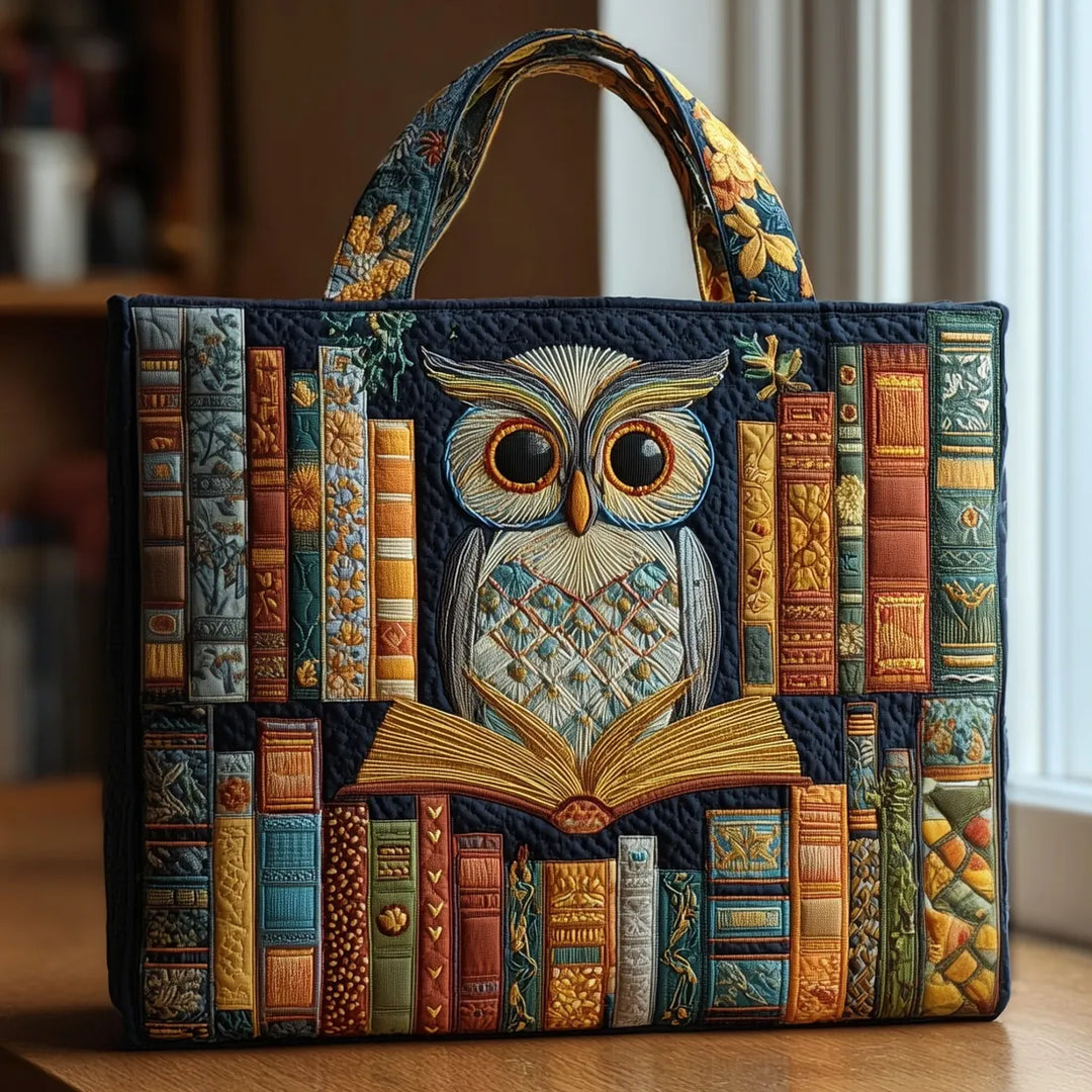 Gesteppte Tote Bag mit Motiv Eule und Vintage-Bücher von Maria Zürich
