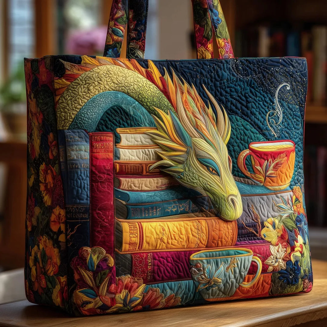 Gesteppte Tote Bag mit Motiv Lesender Drache mit Büchern und Tassen von Maria Zürich