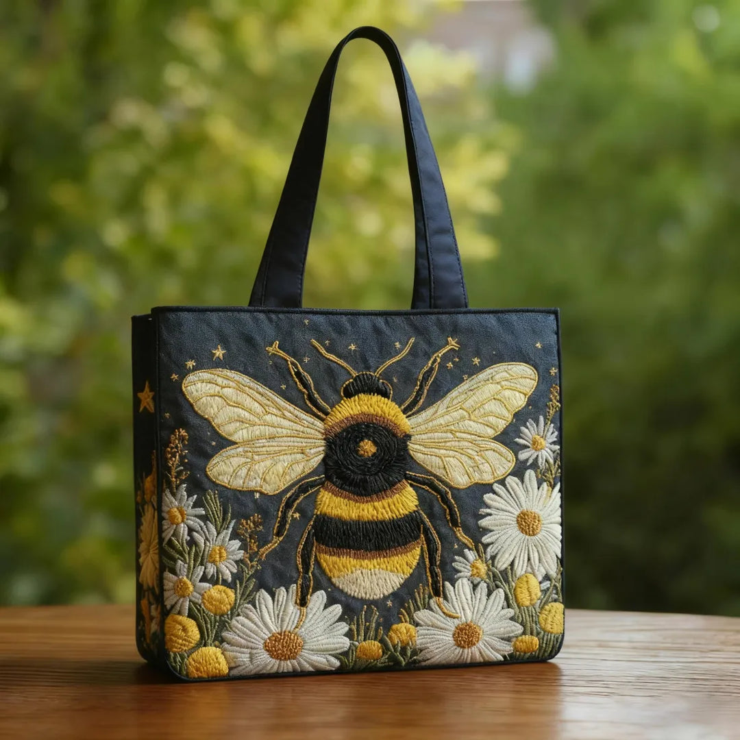 Gesteppte Tote Bag mit Motiv Biene mit Gänseblümchen und Sternen von Maria Zürich