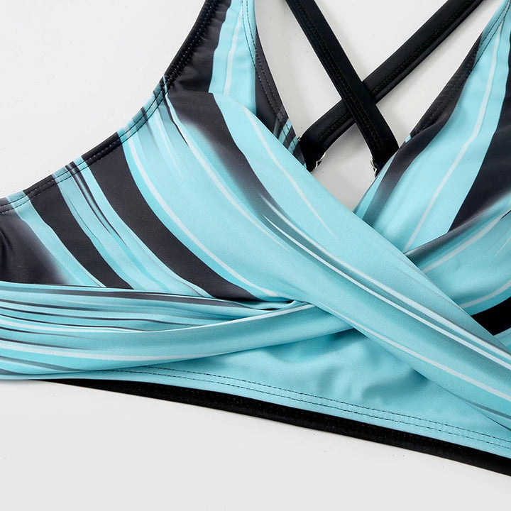 Hochgeschnittenes Bikini-Set mit stilvollem blauen Druck