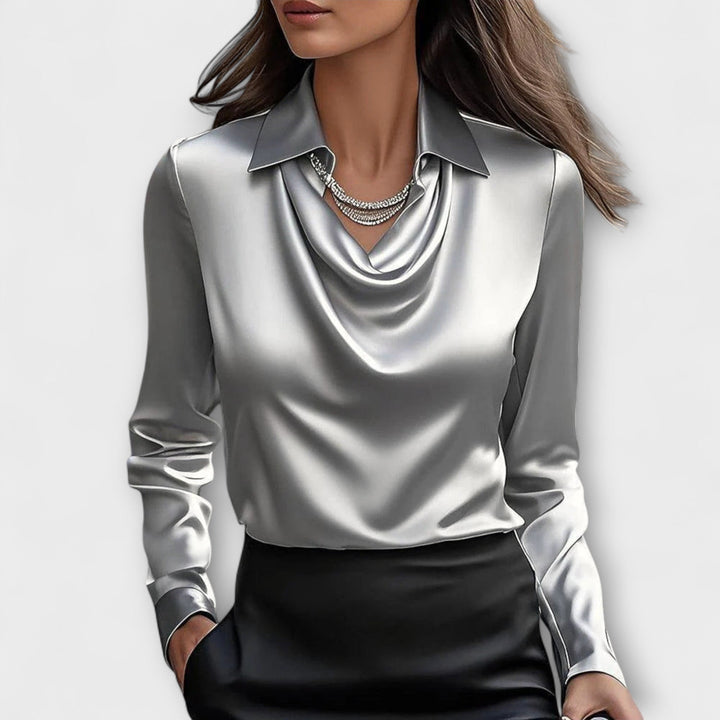 Glänzende Bluse mit Rüschensaum