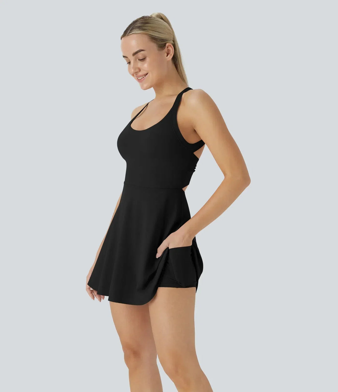 SOLIRA - Athletisches Tennis-Kleid mit integrierten Shorts und Kreuzträgern