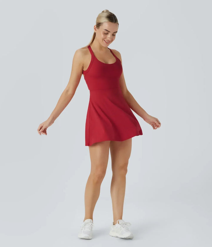SOLIRA - Athletisches Tennis-Kleid mit integrierten Shorts und Kreuzträgern