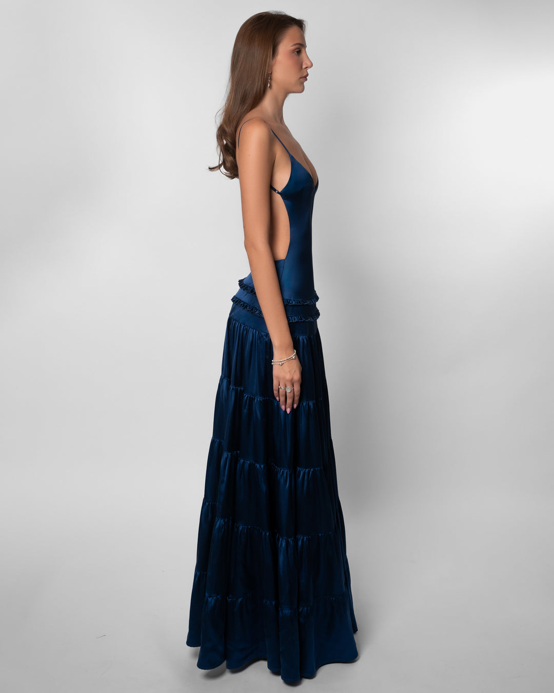 Kathleen - Maxikleid aus Satin mit tiefem V-Ausschnitt und Rüschendetails
