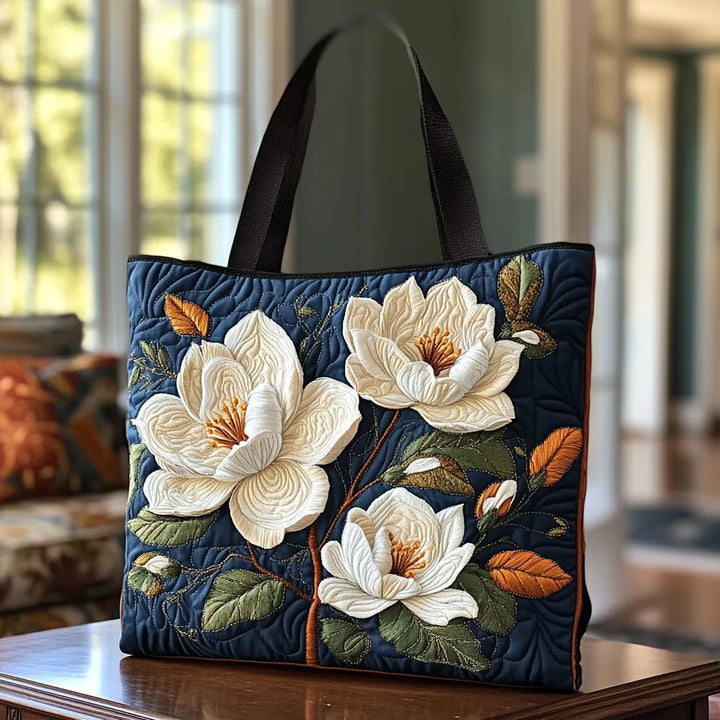 Gesteppte Tote Bag mit Motiv Zarte Magnolie von Maria Zürich
