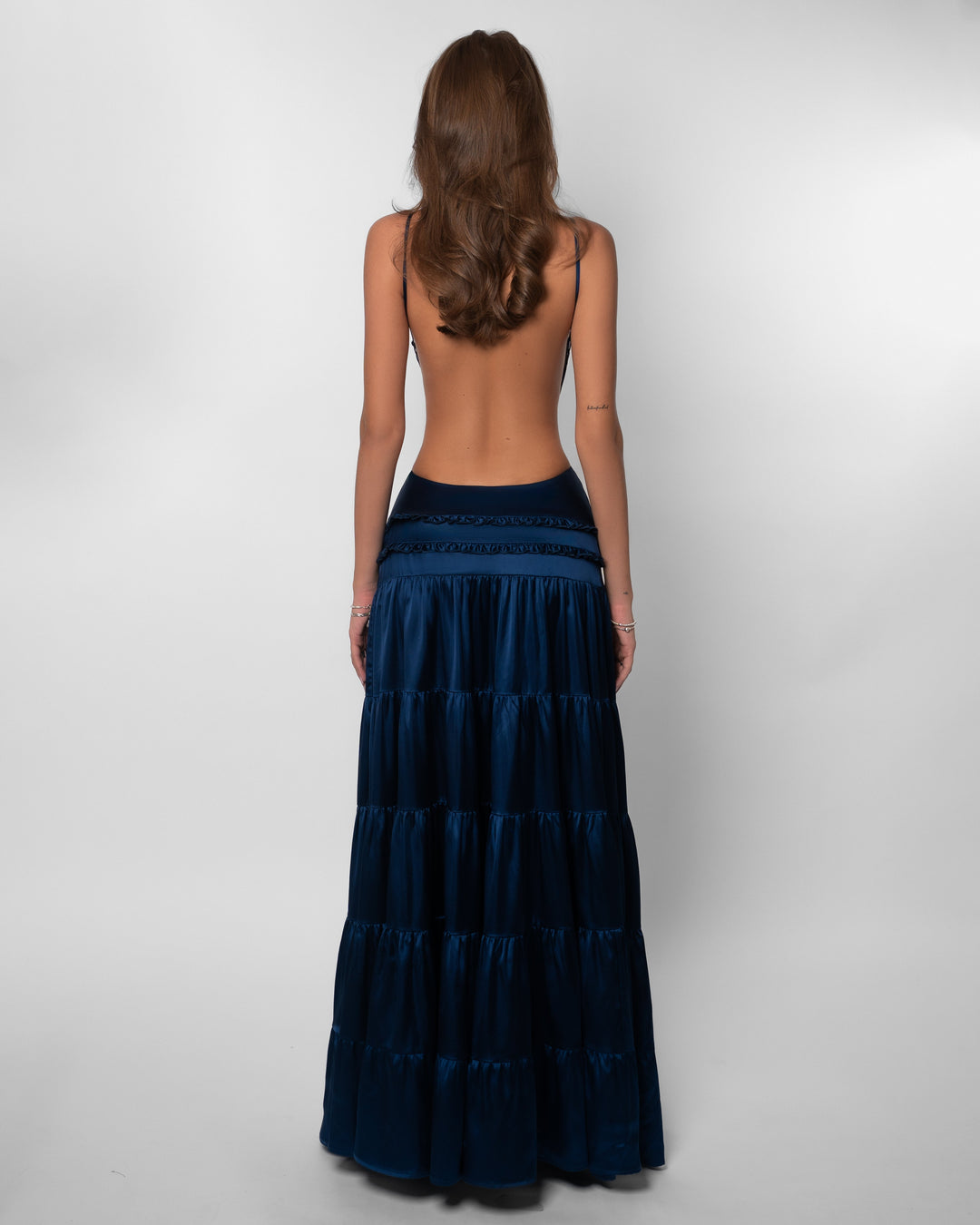 Kathleen - Maxikleid aus Satin mit tiefem V-Ausschnitt und Rüschendetails