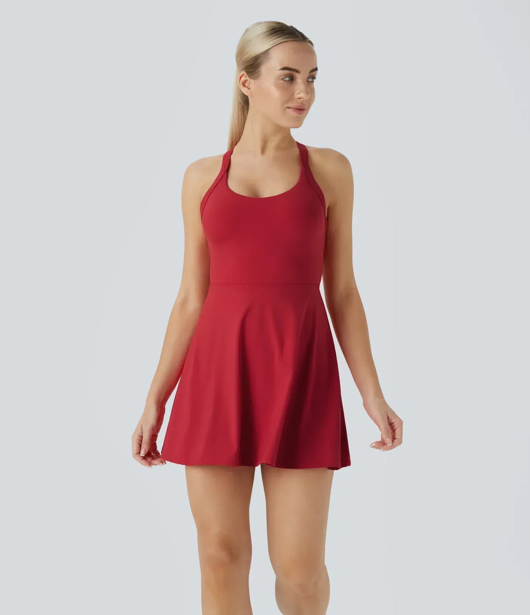 SOLIRA - Athletisches Tennis-Kleid mit integrierten Shorts und Kreuzträgern