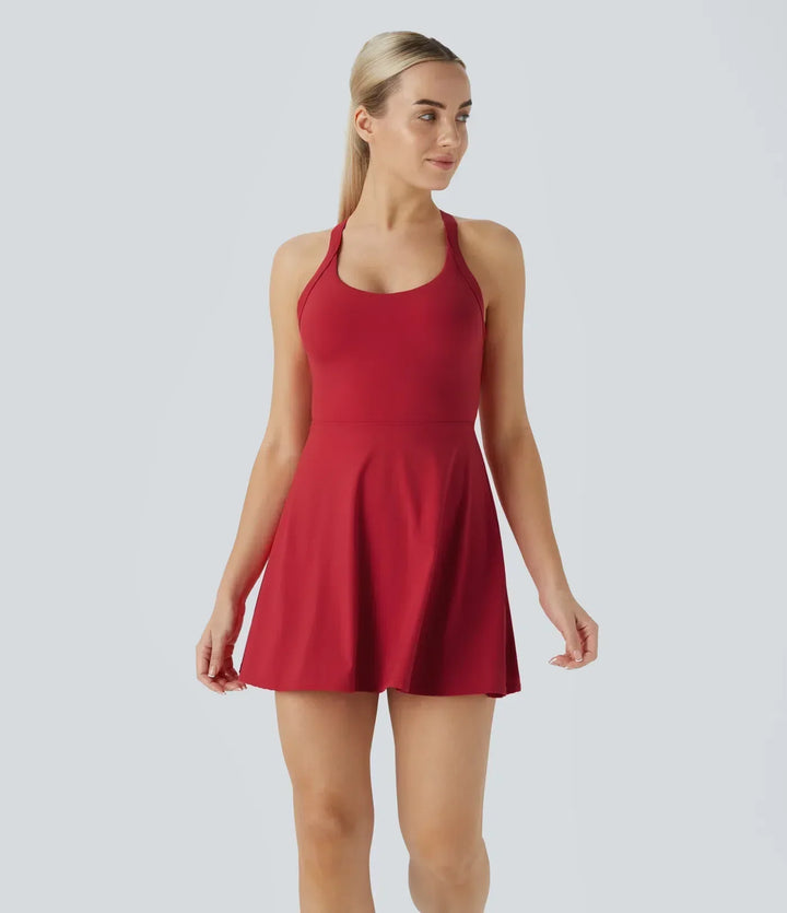 SOLIRA - Athletisches Tennis-Kleid mit integrierten Shorts und Kreuzträgern
