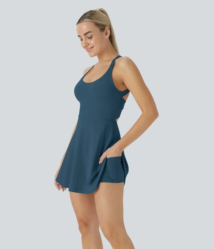 SOLIRA - Athletisches Tennis-Kleid mit integrierten Shorts und Kreuzträgern