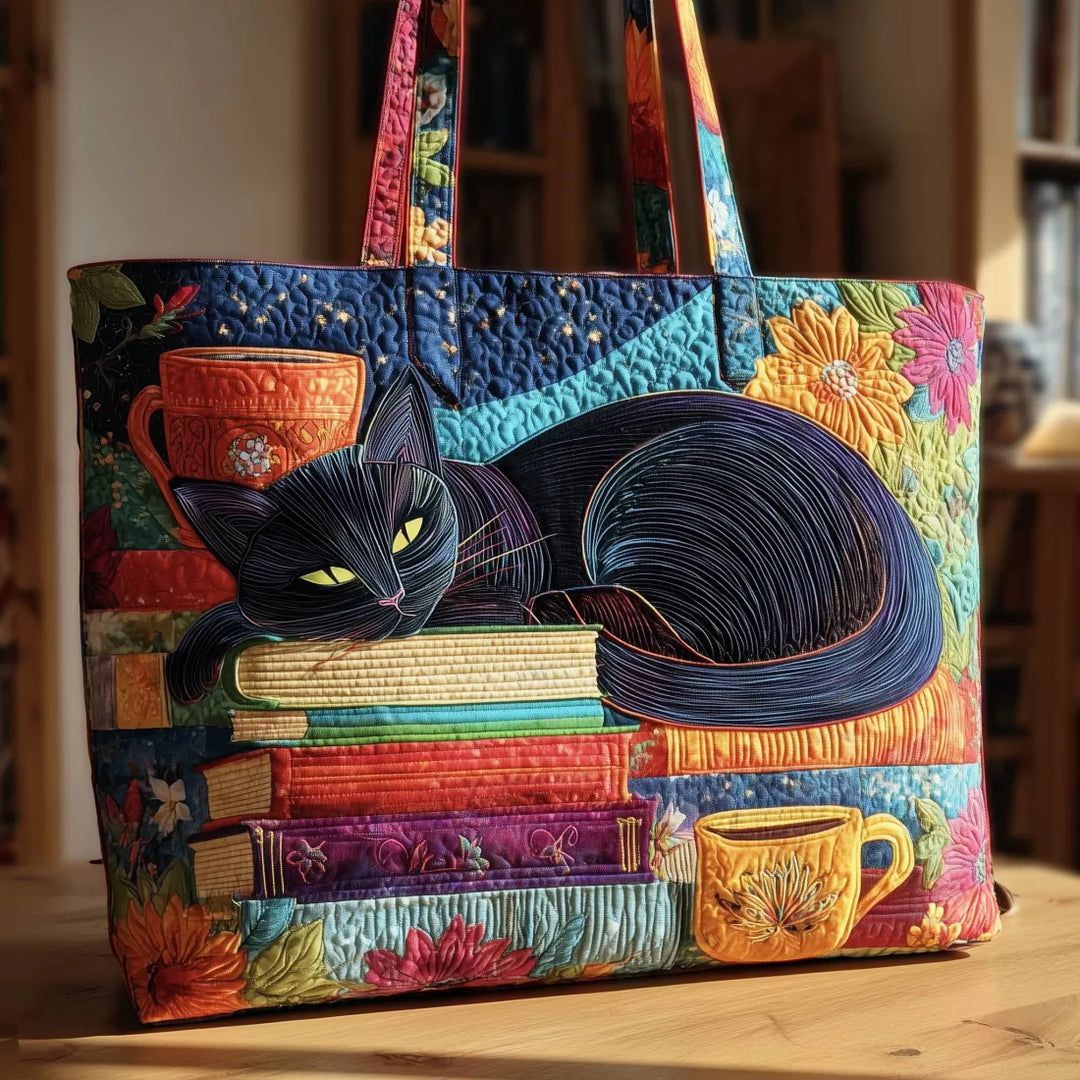 Gesteppte Tote Bag mit Motiv Schwarze Katze mit Büchern und Tassen von Maria Zürich