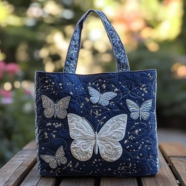 Gesteppte Tote Bag mit Motiv Silberner Schmetterling von Maria Zürich