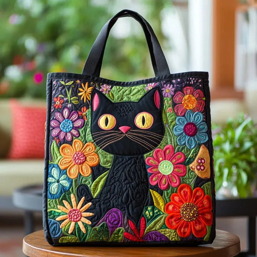 Gesteppte Tote Bag mit Motiv Verzauberte schwarze Katze von Maria Zürich