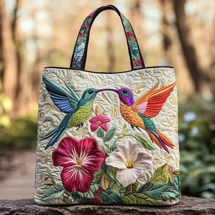Gesteppte Tote Bag mit Motiv Kolibri und weisse Blüten von Maria Zürich