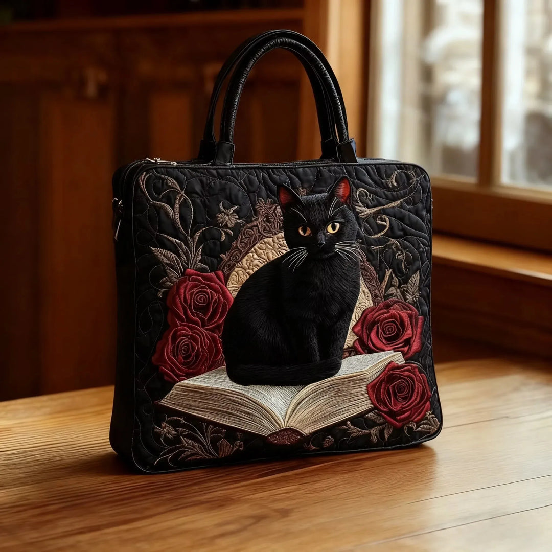 Gesteppte Tote Bag mit Motiv Schwarze Katze auf Büchern von Maria Zürich