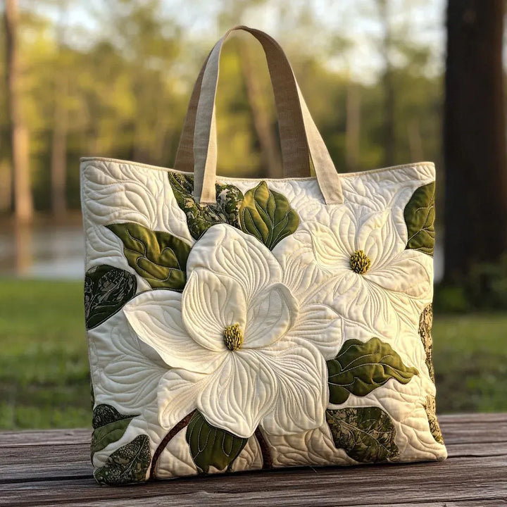 Gesteppte Tote Bag mit Motiv Elegante weisse Lilien von Maria Zürich