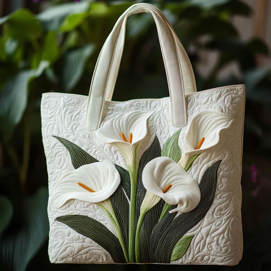Gesteppte Tote Bag mit Motiv Weisse Lilien von Maria Zürich