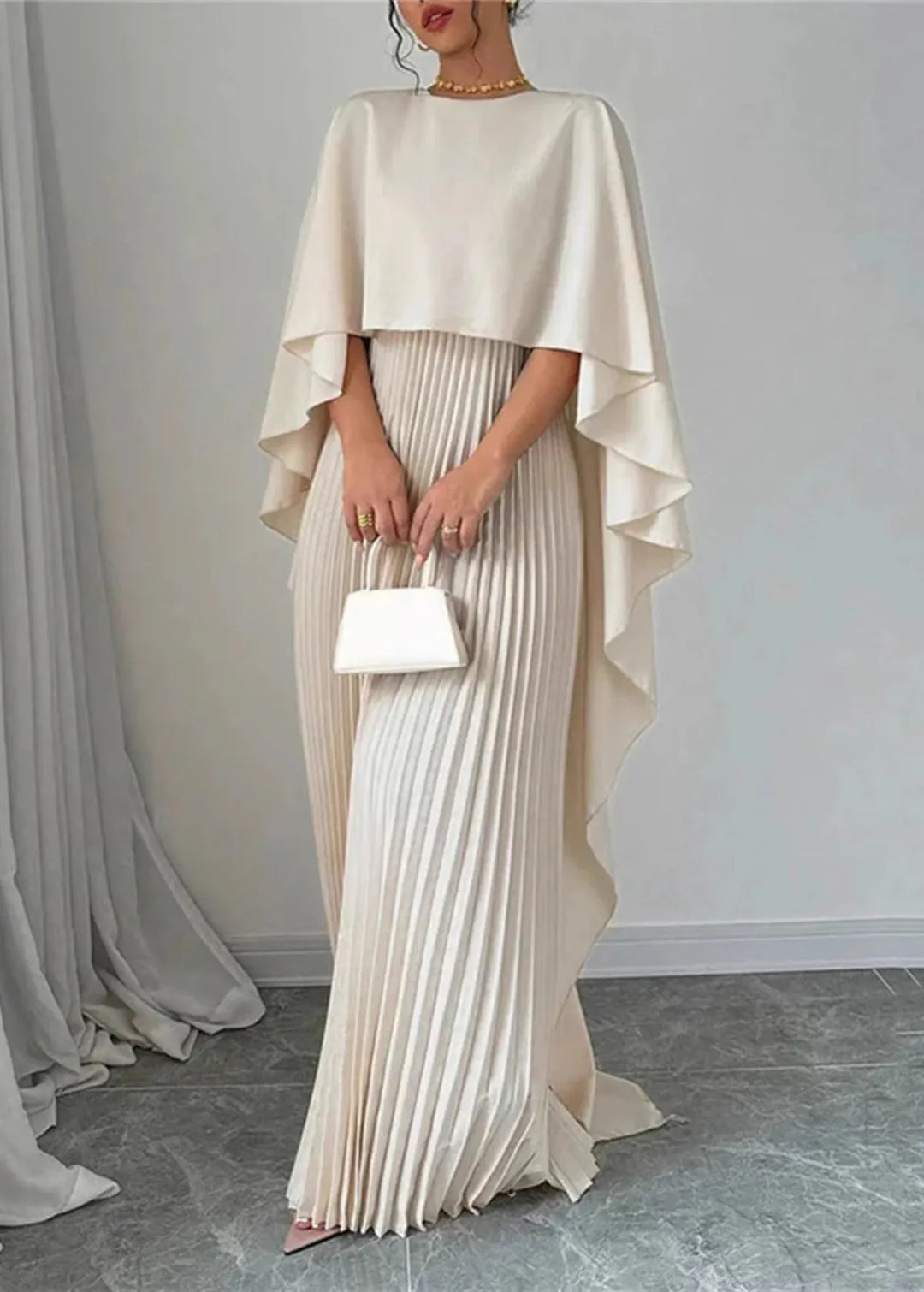 Maxikleid mit Faltenwurf und Cape für Hochzeitsgäste