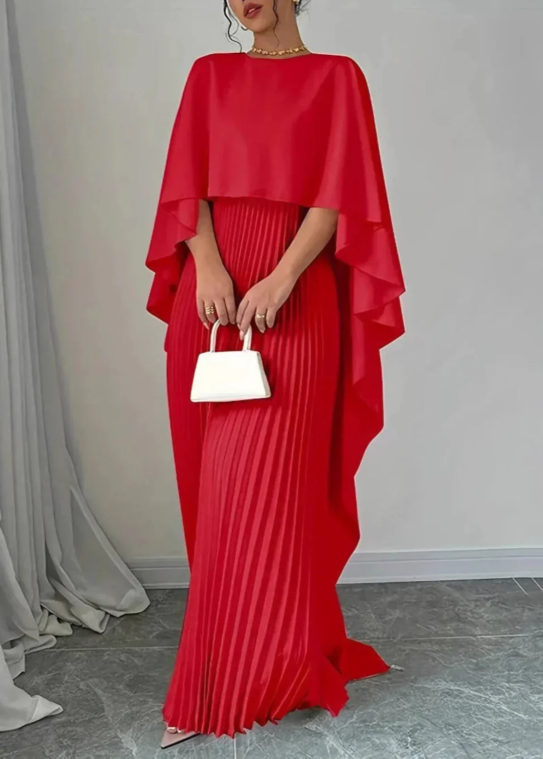 Maxikleid mit Faltenwurf und Cape für Hochzeitsgäste