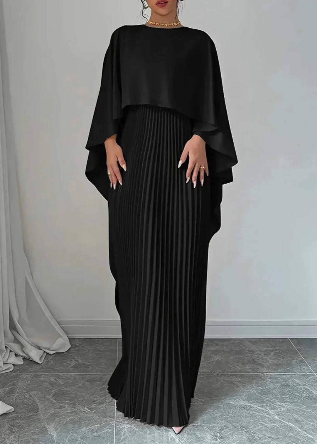 Maxikleid mit Faltenwurf und Cape für Hochzeitsgäste