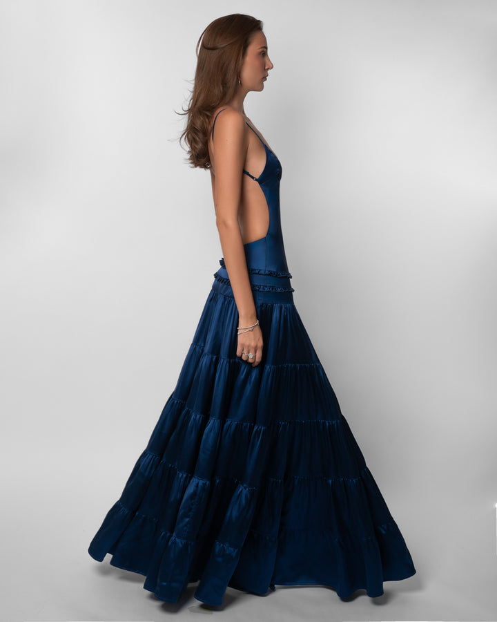 Kathleen - Maxikleid aus Satin mit tiefem V-Ausschnitt und Rüschendetails