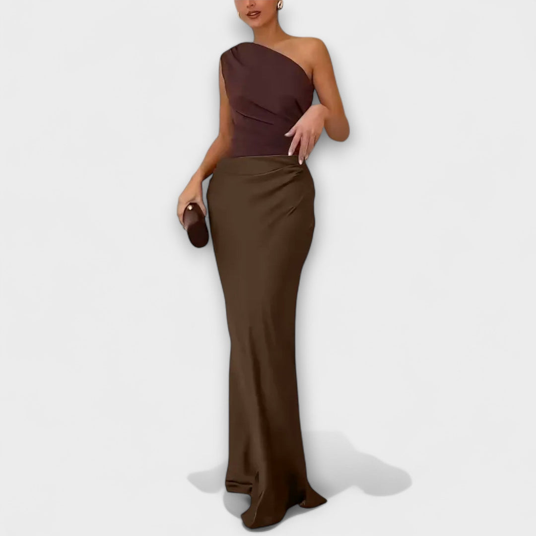 Elegantes Maxikleid mit einem Schulterträger und Falten
