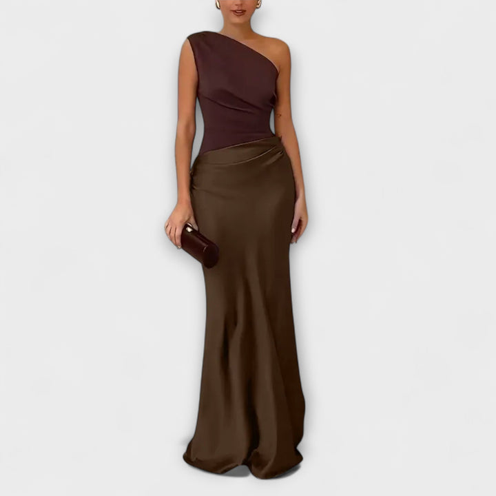 Elegantes Maxikleid mit einem Schulterträger und Falten