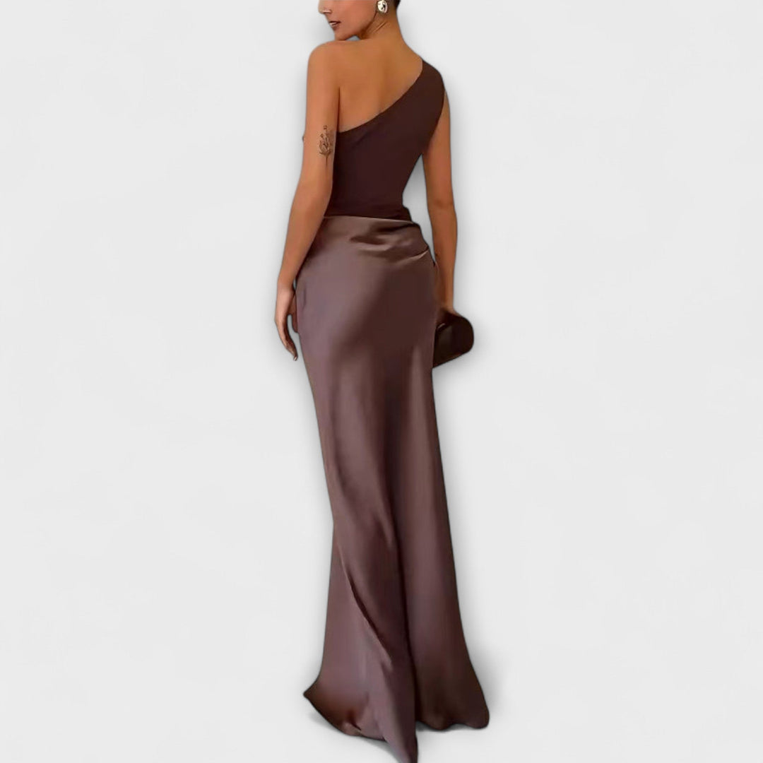 Elegantes Maxikleid mit einem Schulterträger und Falten