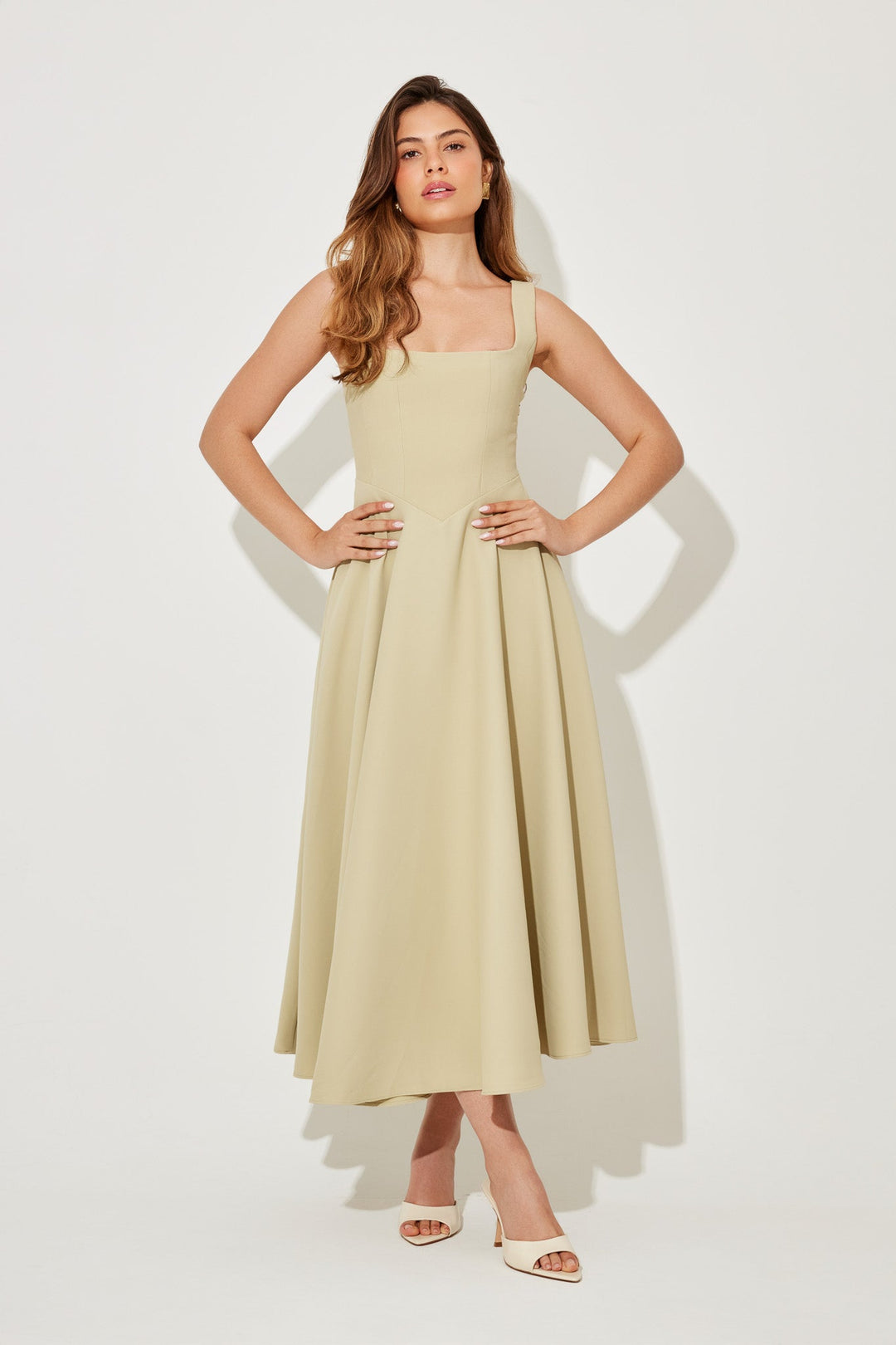 MILENA – Hochtailliertes ärmelloses Midi-Kleid mit quadratischem Ausschnitt