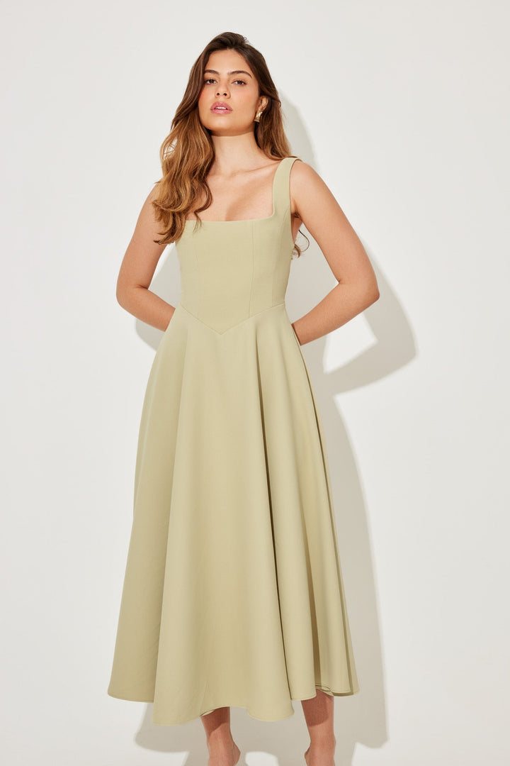 MILENA – Hochtailliertes ärmelloses Midi-Kleid mit quadratischem Ausschnitt