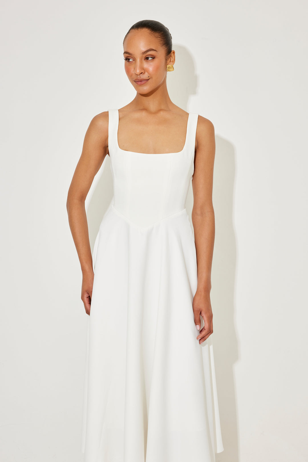MILENA – Hochtailliertes ärmelloses Midi-Kleid mit quadratischem Ausschnitt