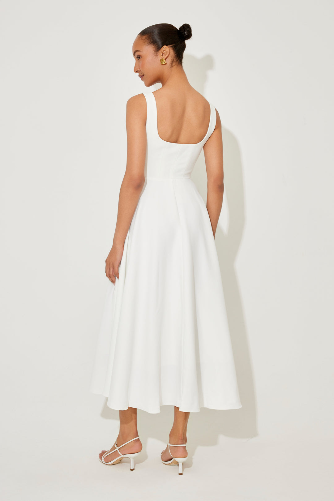 MILENA – Hochtailliertes ärmelloses Midi-Kleid mit quadratischem Ausschnitt