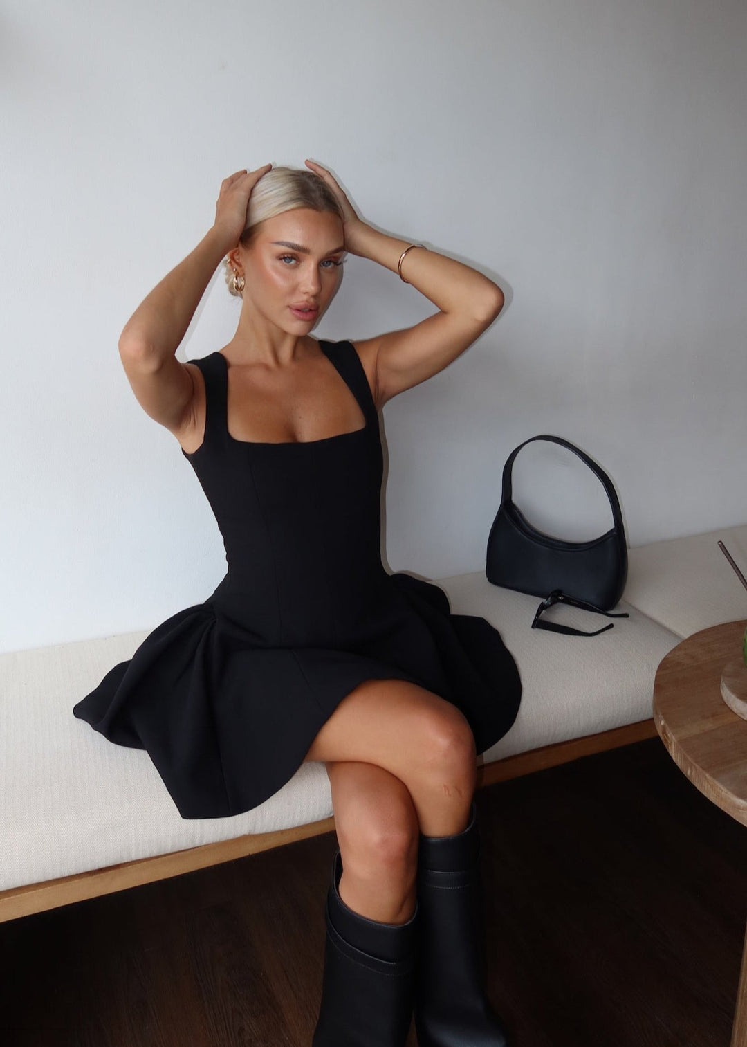 Fleur Mini Kleid mit quadratischem Ausschnitt und breiten Trägern aus Crepe