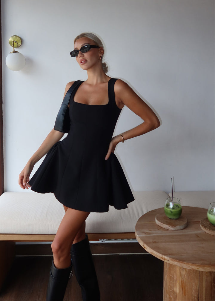Fleur Mini Kleid mit quadratischem Ausschnitt und breiten Trägern aus Crepe