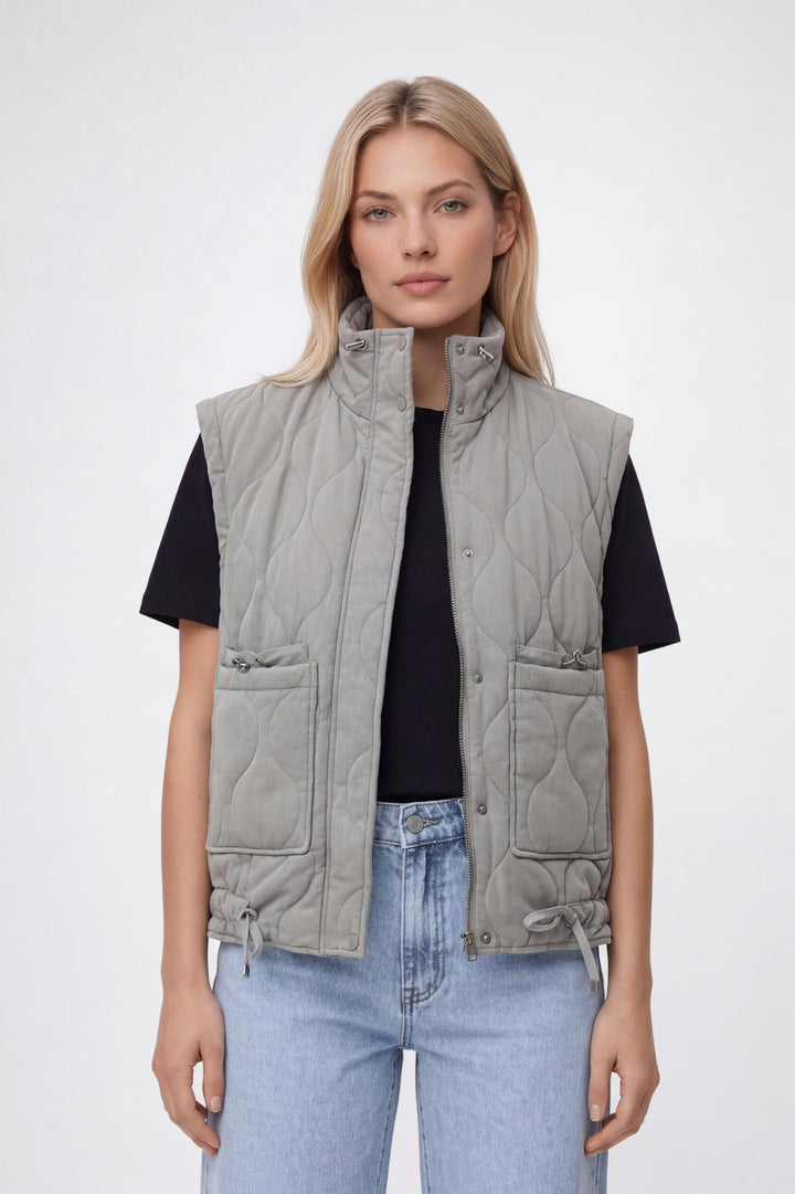 Ärmellose Steppjacke mit Stehkragen und Taschen | Lässig