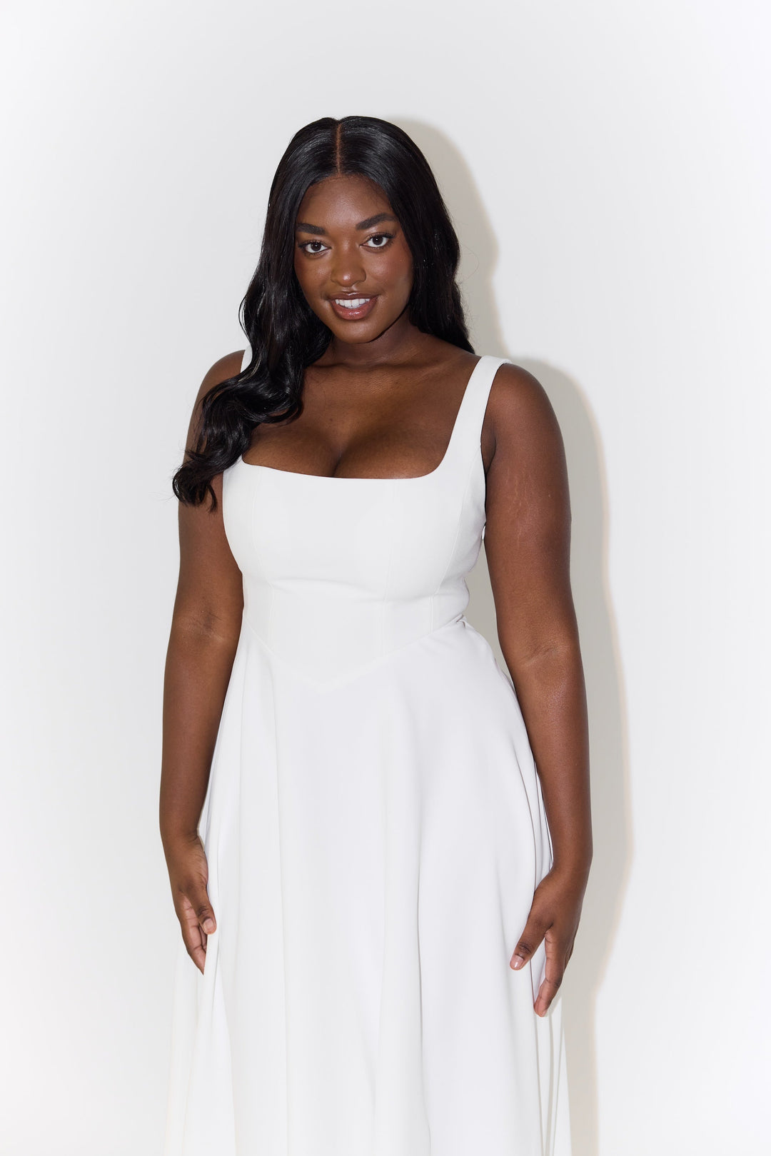 MILENA – Hochtailliertes ärmelloses Midi-Kleid mit quadratischem Ausschnitt