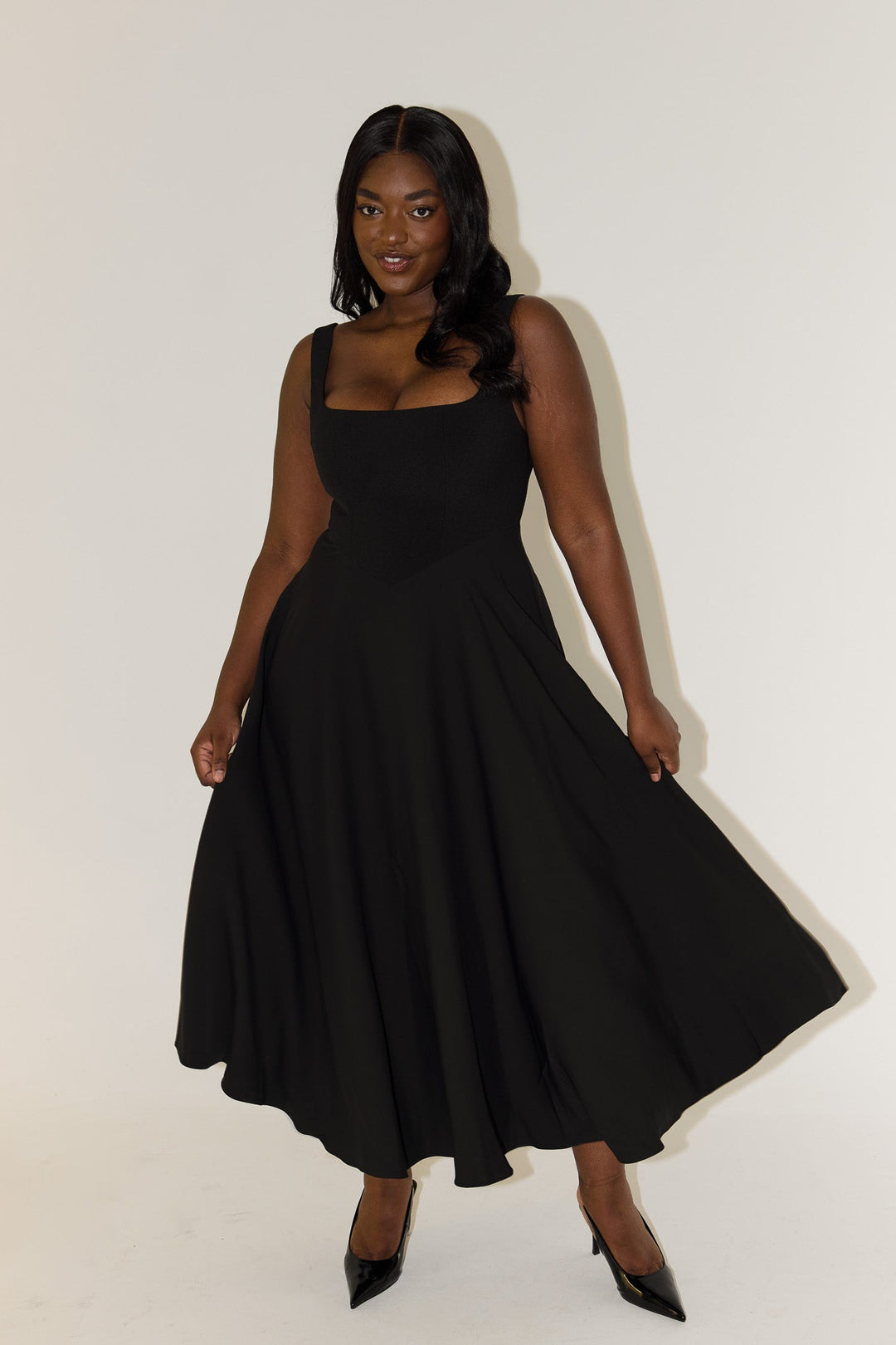 MILENA – Hochtailliertes ärmelloses Midi-Kleid mit quadratischem Ausschnitt