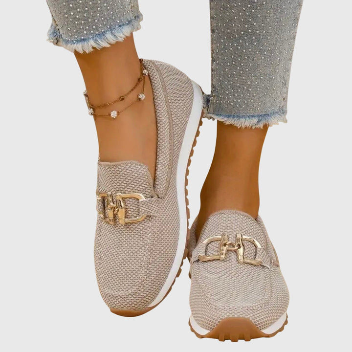 Fenna - Damen Slipper mit Metallspange und Struktur
