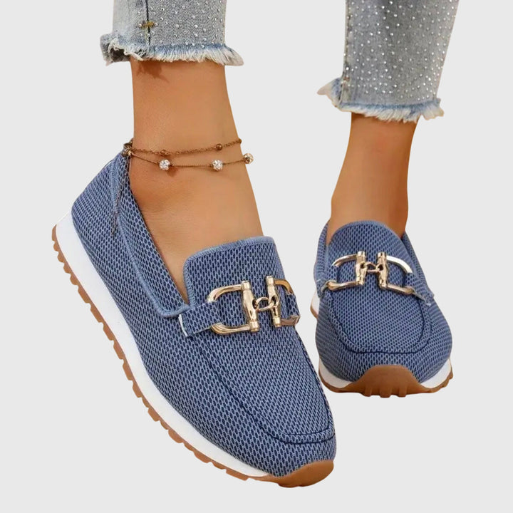 Fenna - Damen Slipper mit Metallspange und Struktur