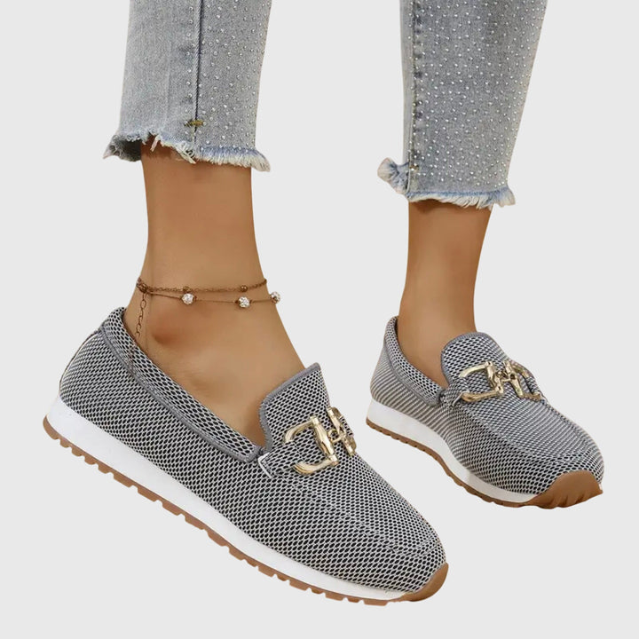 Fenna - Damen Slipper mit Metallspange und Struktur