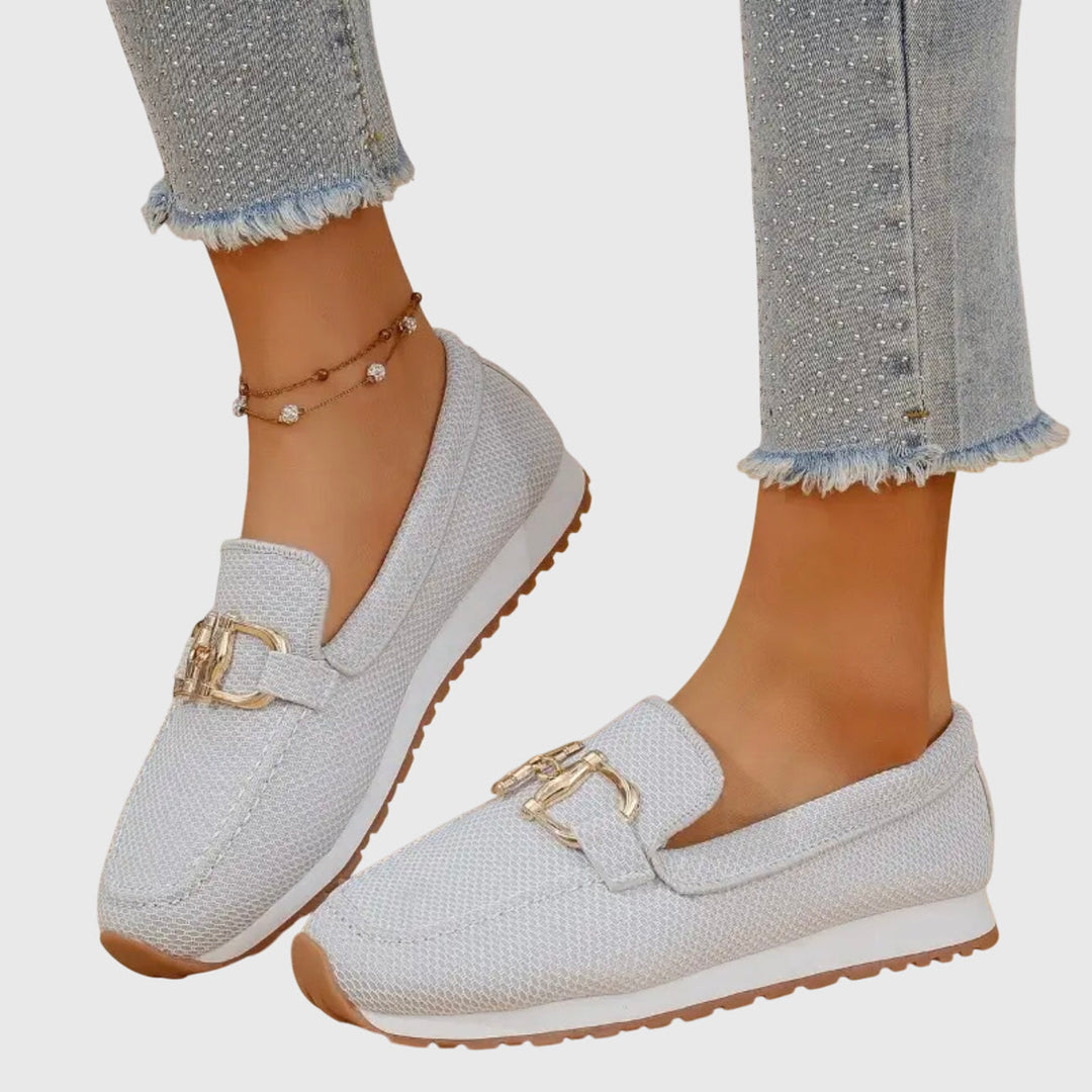 Fenna - Damen Slipper mit Metallspange und Struktur