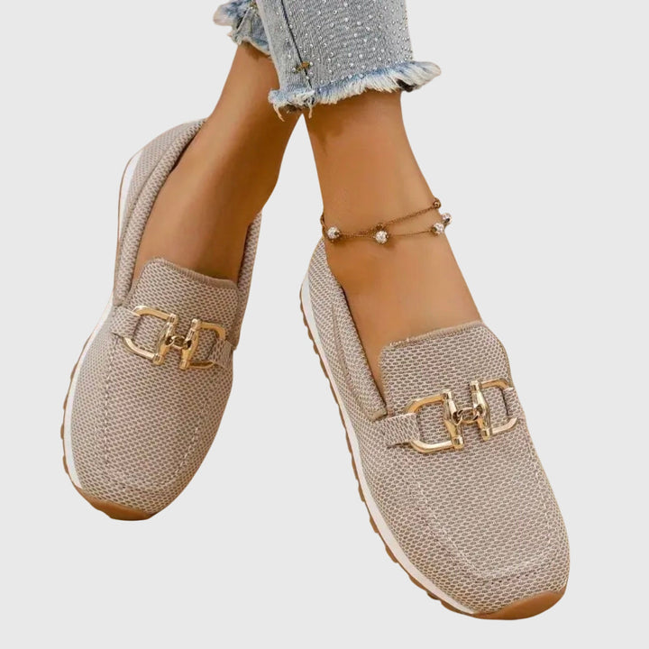 Fenna - Damen Slipper mit Metallspange und Struktur