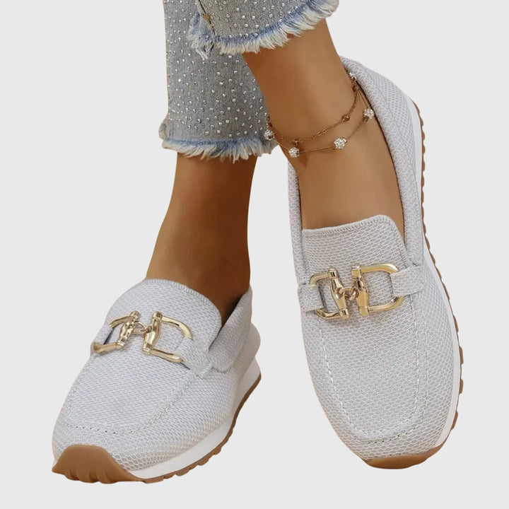 Fenna - Damen Slipper mit Metallspange und Struktur