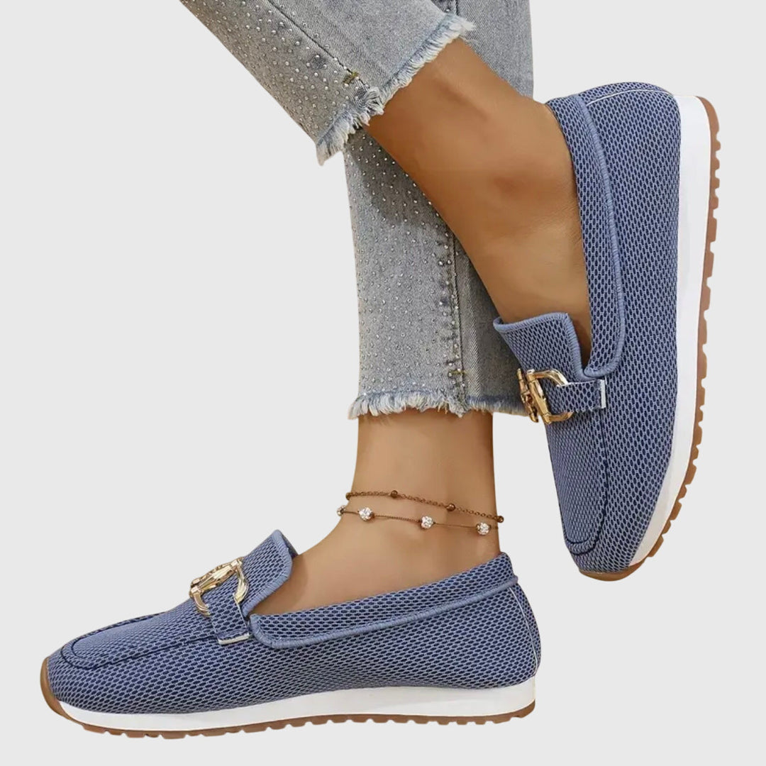 Fenna - Damen Slipper mit Metallspange und Struktur