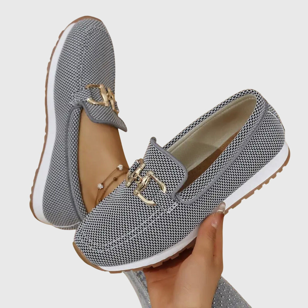 Fenna - Damen Slipper mit Metallspange und Struktur