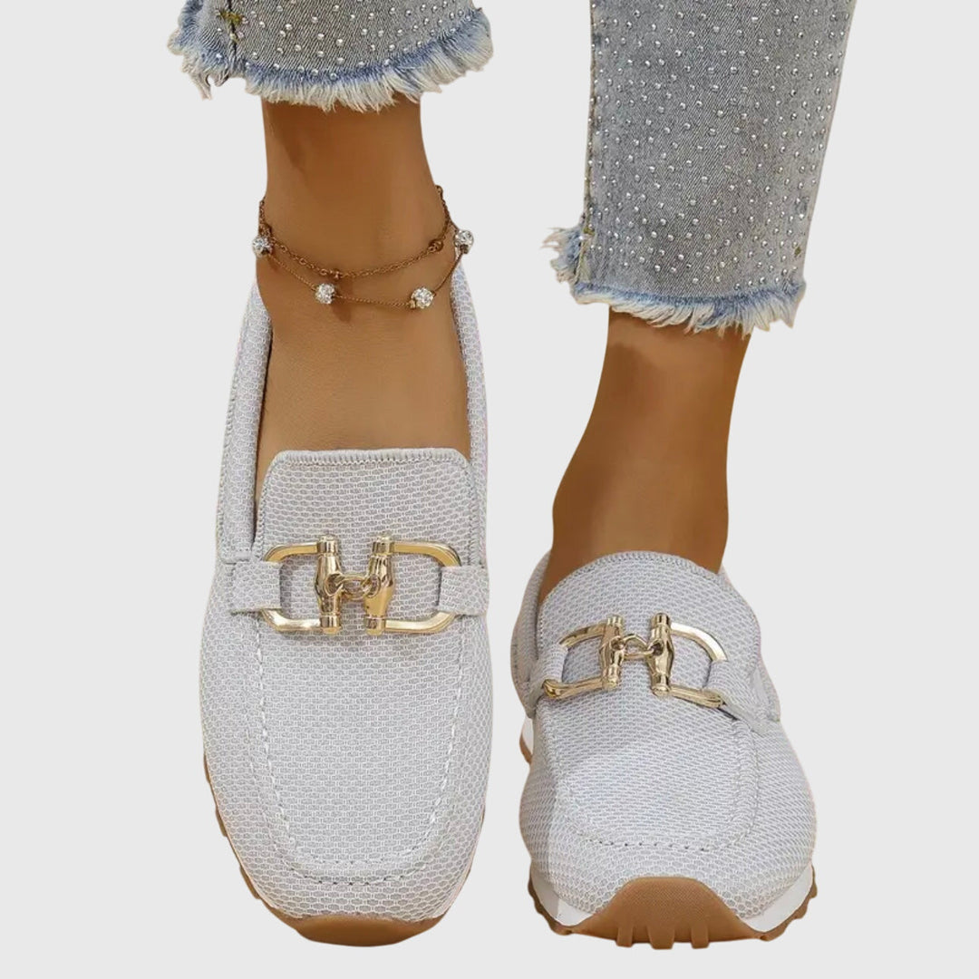 Fenna - Damen Slipper mit Metallspange und Struktur