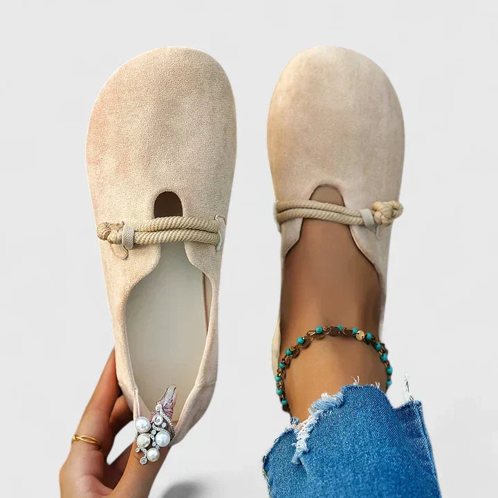 Dagmar - Damen Slipper mit Riemendetail und Weicher Oberfläche