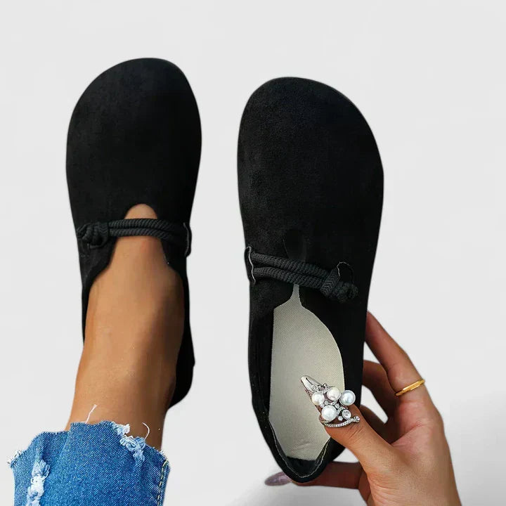 Dagmar - Damen Slipper mit Riemendetail und Weicher Oberfläche