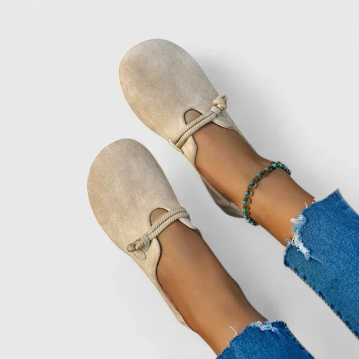 Dagmar - Damen Slipper mit Riemendetail und Weicher Oberfläche