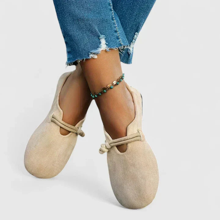 Dagmar - Damen Slipper mit Riemendetail und Weicher Oberfläche